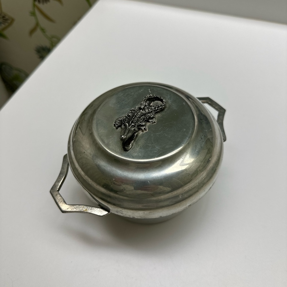 The King’s Pewter Box with Alligator on Top - Picture 3 of 6